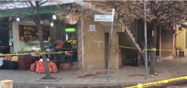 VRAU 16 VJEÇARIN ME THIKË NË FIER/ I riu DORËZOHET në polici