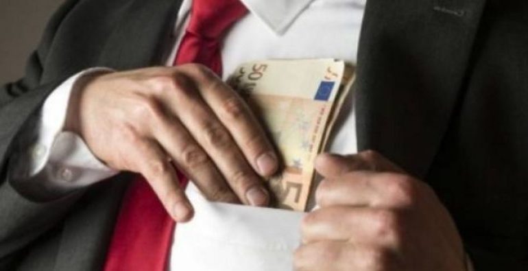 AGJENTI I SHITJEVE SHET MALLRAT E FIRMËS/ Por lekët “I FUT NË XHEP”, ja çfarë e pret