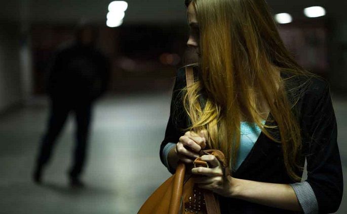 STUDIMI/ Kush janë zonat më të rrezikshme ku gratë dhe vajzat janë ngacmuar seksualisht