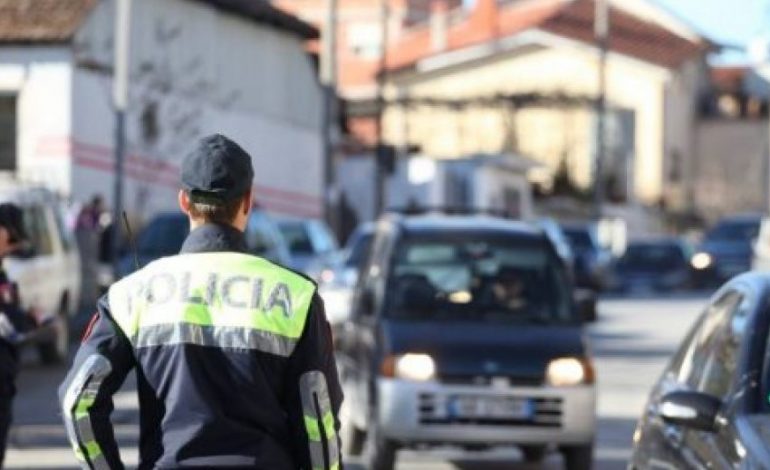 DHUNONTE RREGULLISHT GRUAN/ Pas shoqërimit 44 vjeçari sulmon dhe policin (EMRI)