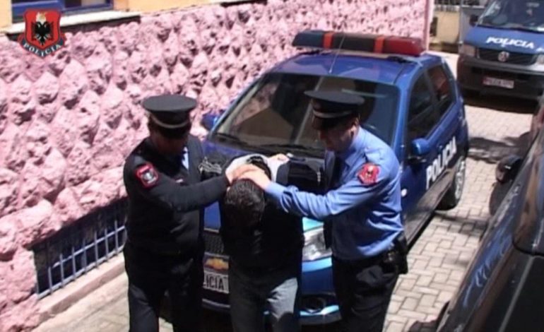 AKUZA PËR KORRUPSION/ Kërkohej nga policia, kapet juristi i ZRPP në Fier (EMRI)