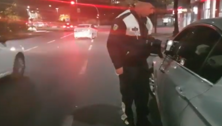 “TAP” NË TIMON/ Kontrollet gjatë natës, policia i vë prangat shoferëve të dehur (VIDEO)