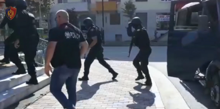 KONTROLLET NË LOKALE/ Kapet “i forti” i Fierit, pjesëtar i grupit kriminal “Boriçët” (EMRI)