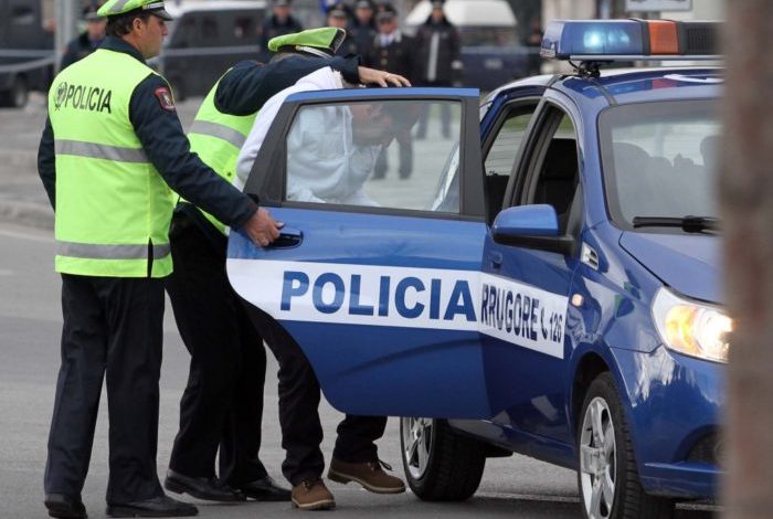 RRITJA E SIGURISË RRUGORE/ Policia “bombardon” drejtuesit, arrestohen 27 shoferë
