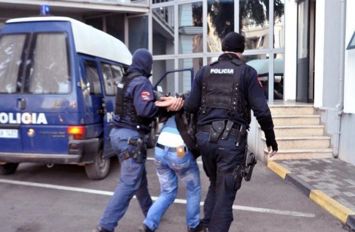 KËRCET SHERRI ME GRUSHTA NË TIRANË/ DY burra zihen me njëri tjetrin. Policia i kap në mes të…