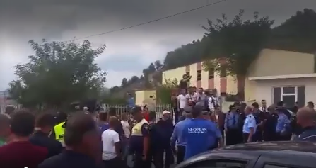 SHKOLLA NË LABINOT/ Përplasje mes protestuesve dhe policisë, goditet deputeti i PD (VIDEO)