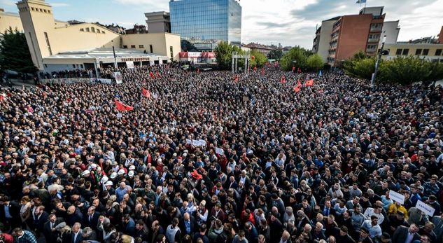 “NJË POPULL NUK I NËNSHTROHET NJË NJERIU”/ Vetëvendosja paralajmëron protestë tjetër