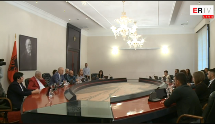 SI ASNJËHERË MË PARË/ Qytetarët zënë vendin e qeveritarëve, ministrat ulen pas tyre