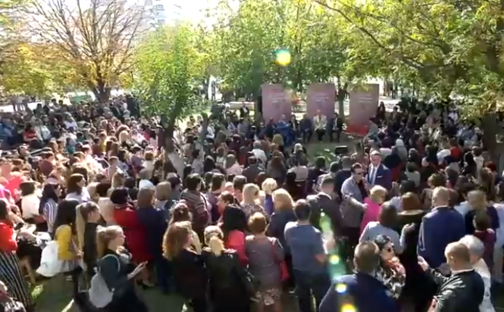 “STOP BIXHOZIT”/ Rama LIVE në Lushnje: Llumi i kumarit në konsumin familjar… (VIDEO)