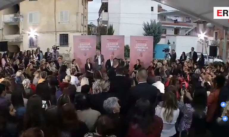 “STOP BIXHOZIT”/ Rama LIVE nga Lapraka: Me gratë dhe vajzat e prekura nga… (VIDEO)