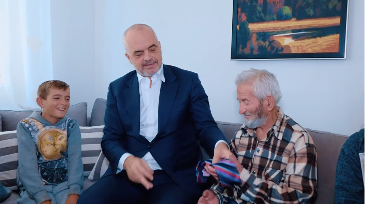 NUK E PRISJA TË ISHTE KAQ KEQ/ Rama i ndërton shtëpinë Hysen Zhupanit dhe i dhuron kravatën (VIDEO)