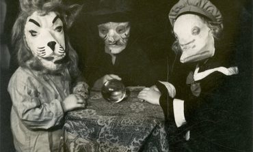 KOSTUME ME LËKURA KAFSHËSH/ Halloween-i 100 vjet më parë (FOTO)