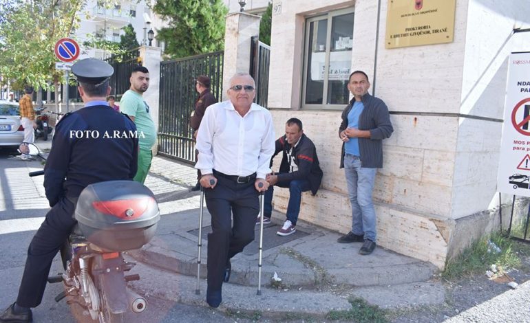 I BIRI NË BURG PËR “XHISIELËN”/ Deputeti i PS-së me këmbë të thyer e paterica në prokurori (FOTO)