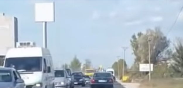 “Ç’BËN KY MOR…”/ Shoferi i çmendur llahtaris me lëvizjet e tij në rrugën e rrezikshme (VIDEO)