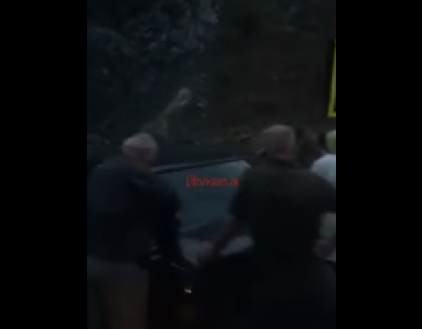 MOTI I KEQ/ Aksident në Librazhd, makinat përplasen “KOKË MË KOKË” dhe… (FOTO)