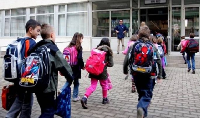 E RËNDË/ Bie shtylla elektrike në një shkollë në Cërrik, PLAGOSEN 4 nxënës