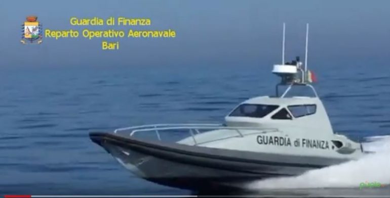“300 KILOGRAMË LËNDË NARKOTIKE”/ Kapet gomonia dhe dy shqiptarët në Itali (VIDEO)