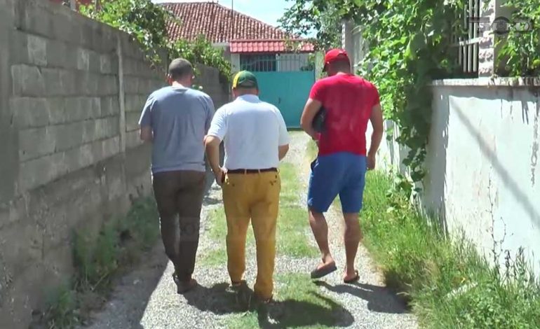 DETAJET E PAZBULUARA/ Artan Hoxha: Fiset Bajri dhe Lici bën kumbari, përpara vrasjeve të fundit (VIDEO)