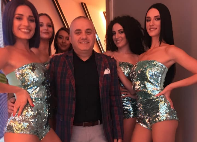 “SE NA MBYTI TELENOVELA E “BABALES”/ Artan Hoxha gjen kohë për RELAKS. Rrethohet nga balerinat (FOTO)