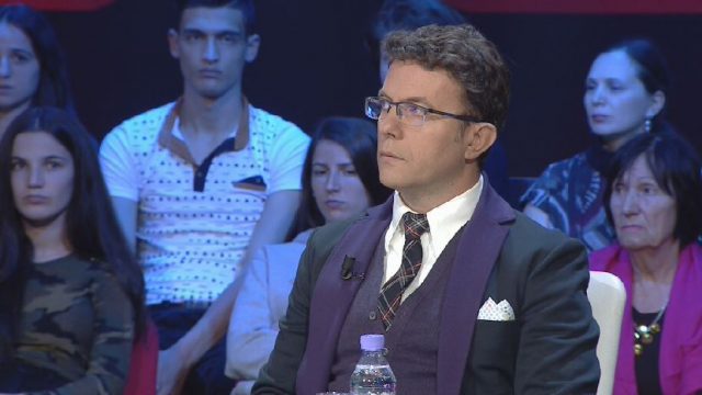 Laert Vasili: Në Athinë më arrestuan pse dëgjuam labçe. Në Tiranë dëgjohet gjithë ditën muzikë greke dhe…