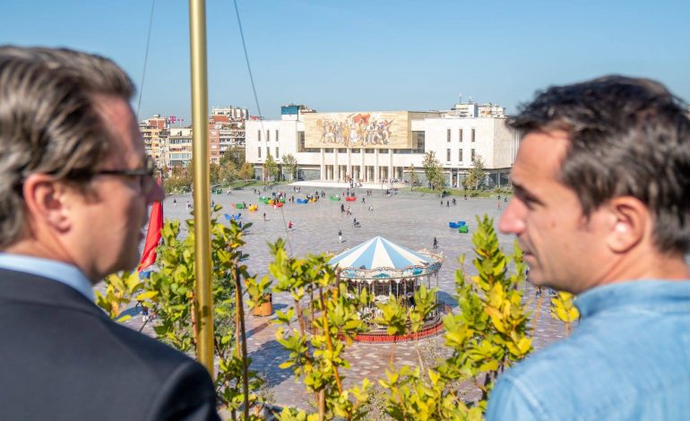 “MIKU SPECIAL”/ Ministri gjerman shijon Tiranën nga tarraca e bashkisë