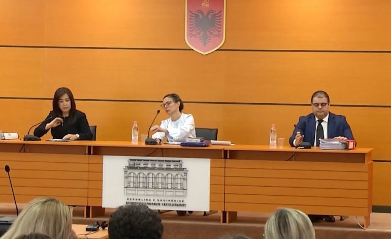 PIKANTE NGA VETTINGU/ Të afërmit shumë bujarë me gjyqtarët. Nga “BORXHET” tek “FALJET”
