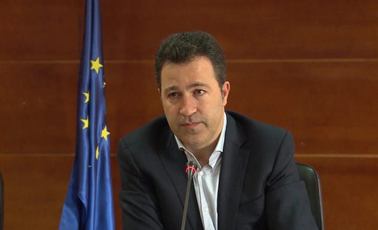 BASHKËQEVERISJA ME QYTETARËT/ Qytetari denoncoi aktivitetin problematik, ja si i përgjigjet ministri