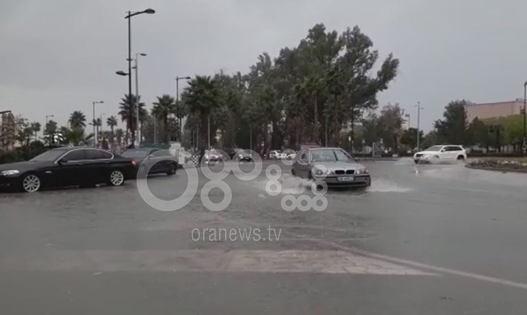 STUHI DHE RESHJE INTENSIVE NË VLORË/ Pezullohet lundrimi, dëme në qytet (VIDEO)