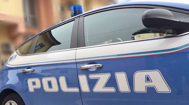 GODITI ME GRUSHTE NË KOKË ITALIANEN/ Shqiptari 23 vjeçar e pëson keq kur…