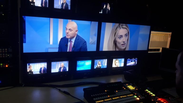 ÇFARË PO NDODH/ Përplasja MEDIATIKE për Xhisielën arrin KULMIN. Fevziu dhe Eni Vasili…