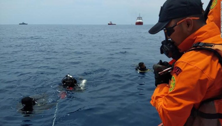 PËRPLASJA E AVIONIT/ Nxirren gjashtë kufoma nga deti