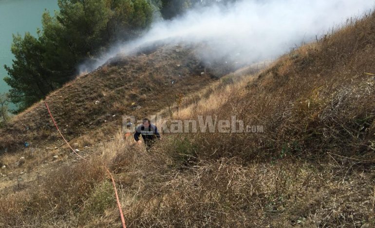 ALARMOHEN BANORËT/ Zjarr pranë shkollës 9-vjeçare në Gramsh (VIDEO)