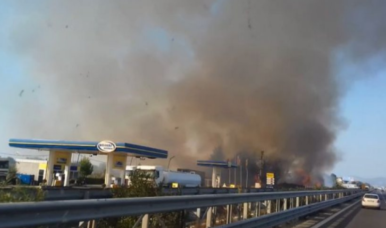 NUK NDALEN ZJARRET/ Flakët përfshijnë mbeturinat në Laç, rrezikohet karburanti (VIDEO)