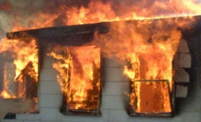 NDODH NË BERAT/ Flakët përfshijnë banesën e 60 vjeçarit, dyshohet se zjarri…