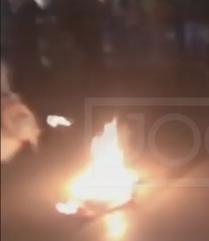 “DO KTHEHEMI O DERRA”/ Digjet flamuri shqiptar në Athinë: Hakmarrje, jashtë nga Greqia (VIDEO)