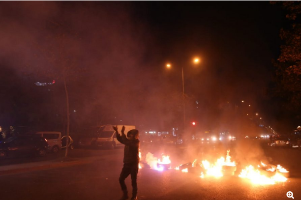 PROTESTA TEK “UNAZA E RE”/ Basha i pranishëm “ndez atmosferën”. Digjen gomat dhe…