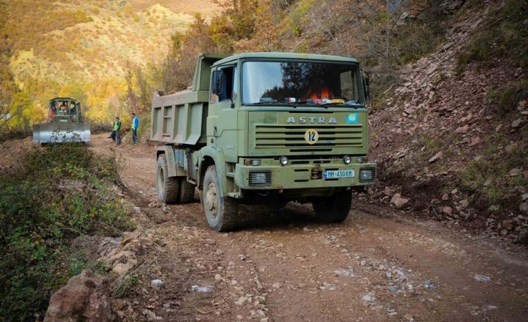 “KOMPAKTËSIMI 2018″/ Ushtria stërvitje në terrene malore, rehabiliton edhe 16 km rrugë rurale