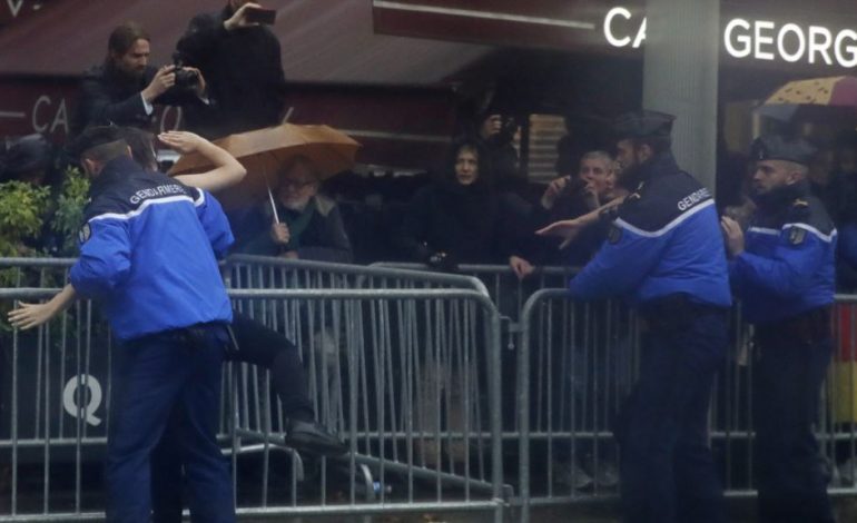 “PAQEBËRËS TË RREMË”/ Policia franceze arreston dy protestuese gjysmë lakuriq