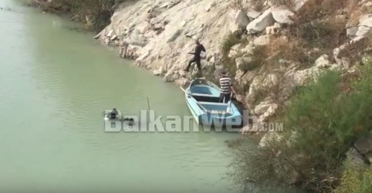 RA NË LUMIN VJOSË/ Ndërpriten kërkimet për trupin e 59-vjeçares. Dyshohet se…