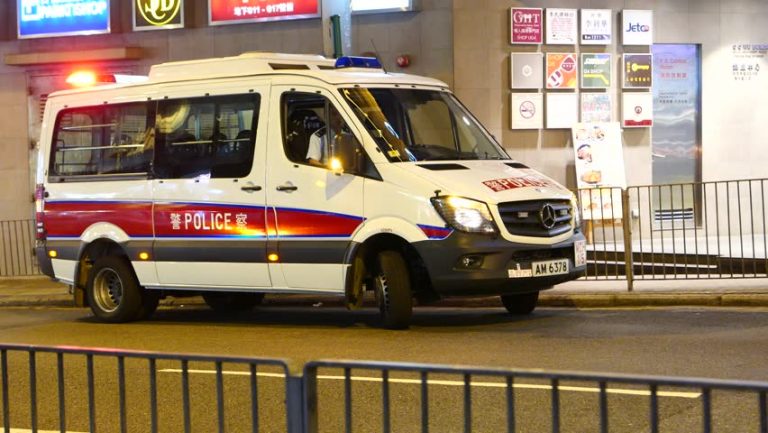 AUTOBUSI PËRPLASET ME TAKSINË/ 5 të vdekur në Hong Kong