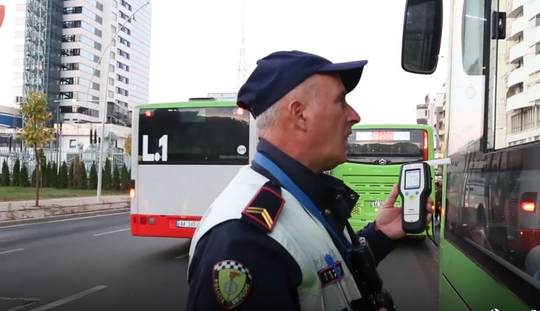 KONTROLLET “BLIC” URBANËVE/ Shoferë të dehur dhe manovra të rrezikshme (VIDEO)