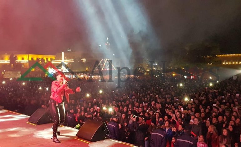 “NATA E BARDHË NË SHESHIN SKËNDERBEJ”/ Aurela Gaçe “TUND” skenën. Pas saj… (FOTOT)