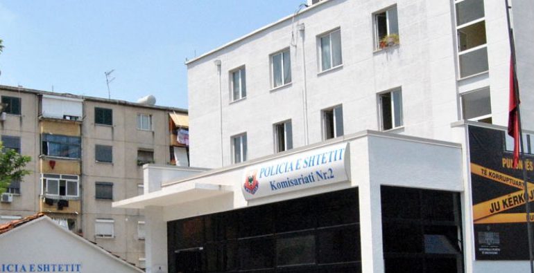NDODH NË TIRANË/ Një 54-vjeçar, i rrëmben lekët adoleshentit