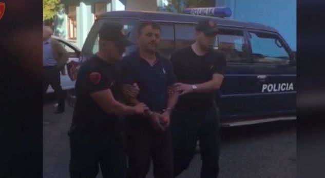 VRAU TRE VETË DUKE NGRËNË BUKË/ Fqinjët tregojnë se ç’ndodhi me familjen e autorit të masakrës