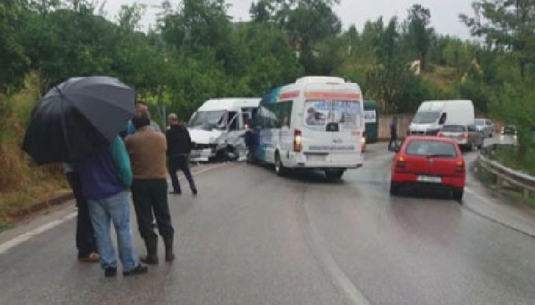 PËRPLASEN TRE AUTOMJETE/ Në kthesën e Lapardhasë, dy të plagosur. Dyshohet se…