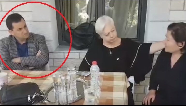 EKZEKUTIMI I EKSTREMISTI/ Deputeti i LSI-së në shtëpinë e Kaçifas, nëna : Pse nuk ma jepni trupin?