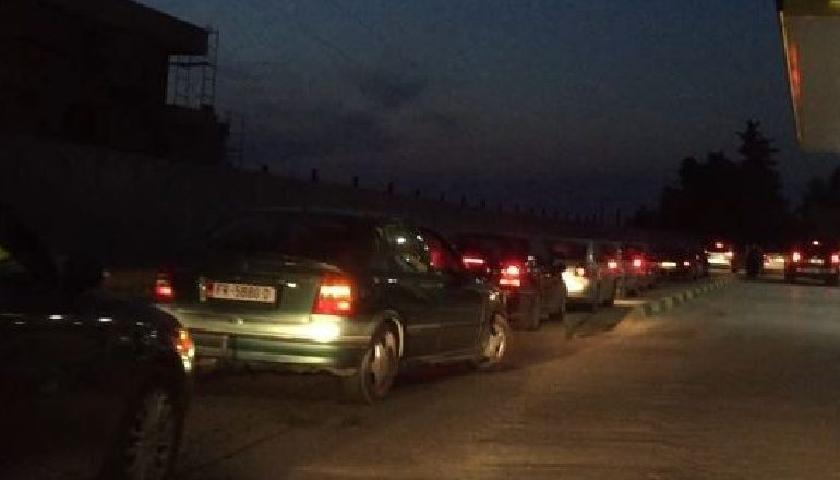 PËRKEQËSOHET SITUATA NË KAKAVIJË/ Pala shqiptare në “luftë” me grekët, qytetarët prej orësh në pritje
