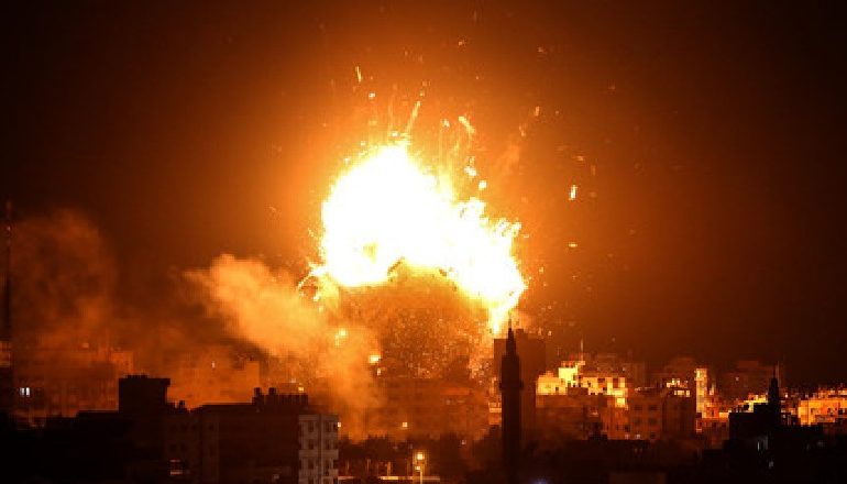 SULMI NË GAZA/ Hamasi lëshon 300 raketa ndaj Izraelit, Forcat Ajrore bombardojnë televizionin e tij (VIDEO)
