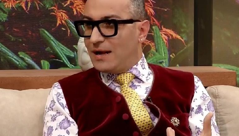 BIZNESMENI PLAS “BOMBËN”/ Ish ministri ka lidhje seksuale me shoferin e tij, e di gjithë dikasteri (VIDEO)