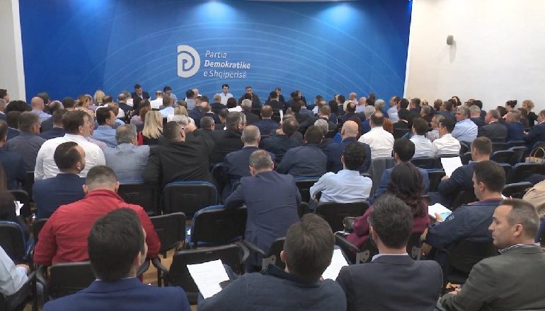 SPASTRIMET NË PD/ Lista me 265 anëtarët e rinj të Këshillit Kombëtar, ikin “armiqtë” (EMRAT)